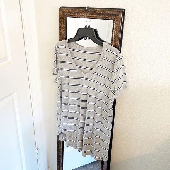 SO Favorite V-neck gray striped tee - Picture 1 of 5